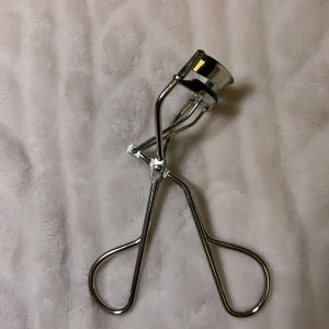 Ögonfransböjare  - Snygg och stilren ögonfransböjare i silverfärgad metall från Make Up Store. Perfekt för att ge fransarna en fin böj och öppna upp blicken. Ergonomiskt handtag för enkel användning.