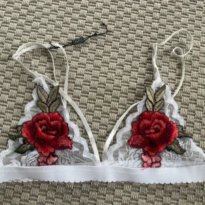 Söt bralette i spets - Väldigt söt bralette från Zaful, aldrig använd!🌹Står L på lappen men kupan passar snarare någon med A-B byst, därav matchar inte storleken på lappen det som står här. Väldigt stretchig runt om 🌹