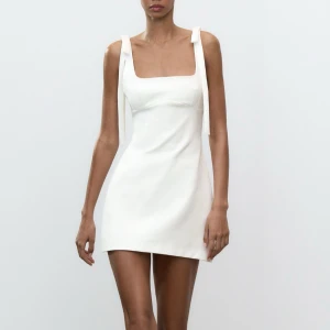 Vit kortklänning - Superfin vit kortklänning. Aldrig använt den. Storlek S 💕