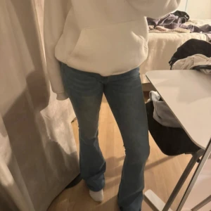 Bootcut Jeans  - Säljer ett par klassiska blå bootcut jeans i bra skick. Nästan aldrig blivit använda så i jättebra skick.