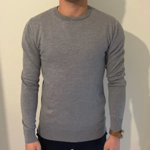 John Henric 100% merino - Grå John Henric Tröja i 100% merinoull // Inga defekter! // Storlek: Medium, jag på bild är 177cm // Hör av er vid frågor! 🙌🏼