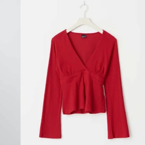 Uringad topp med knytning - Säljer denna populära toppen från Gina tricot. Jättefin knytning och urringning. Endast använd en gång. Säljer då den inte kommer till användning💞