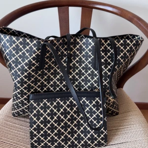  Malene Birger väska  - Malene Birger väska med en tillhörande necessär i. Väskan har lite skavmärken på kanterna men inget som syns eller något man tänker på. 