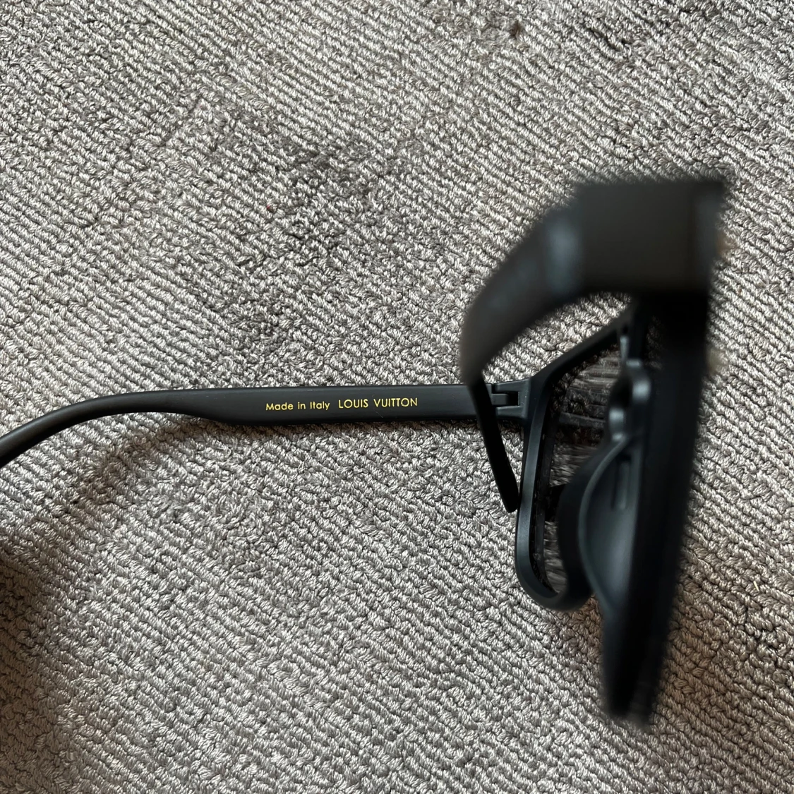 Svarta solglasögon från lous vutton - 1