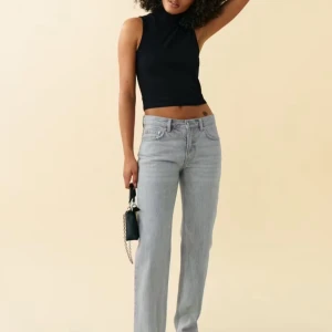 Grå jeansbyxor - Snygga grå jeansbyxor från gina tricot med en klassisk straight passform. Byxorna har en låg midja och är perfekta för en avslappnad stil. De är tillverkade i ett bekvämt denimtyg som ger en tidlös look.🎀❤️