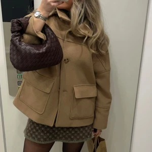 Kort kappa - Snyggaste kappan ever😩😍 Lite boxig modell med stora fickor – snygg till både jeans och kjol!  