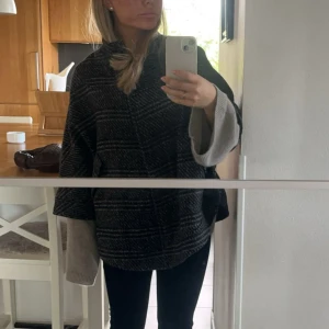 Cape - Unik cape! Har sytt på diskreta knappar i sidan av ärmen så att man kan knäppa ärmarna om man vill ha det mer som en kappa ish. Så skön och snygg!🩷