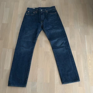 Mörkblåa Levi's jeans 551 - Säljer snygga mörkblåa Levi's jeans modell 551. Säljer då dem har blivit för små för mig. Perfekta nu till vår/sommar och är i storlek 30/32. Nypris: 1319kr.