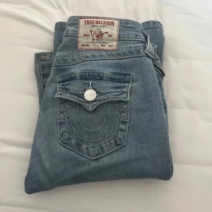 Blå bootcut jeans från True Religion - Snygga blå bootcut jeans från True Religion i modellen Becca. Storlek W25. Säljer de eftersom de har blivit för små💘
