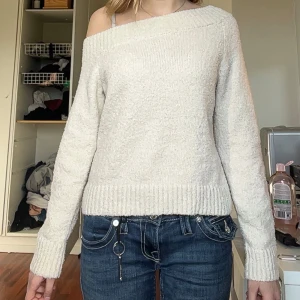 Off-shoulder tröja från forever 21 - Beige stickad off-shoulder tröja från forever 21, använd 2 ggr och är precis som i nyskick. Priset kan diskuteras!! 