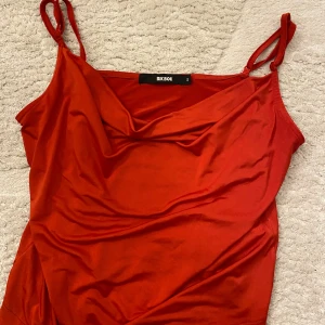 Rött satin linne - Superfint rött linne från BikBok i satin. Nästan aldrig använd och i mycket bra skick!