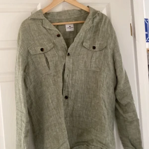 Grön linneskjorta från John Henric - grön linneskjorta från John Henric. 