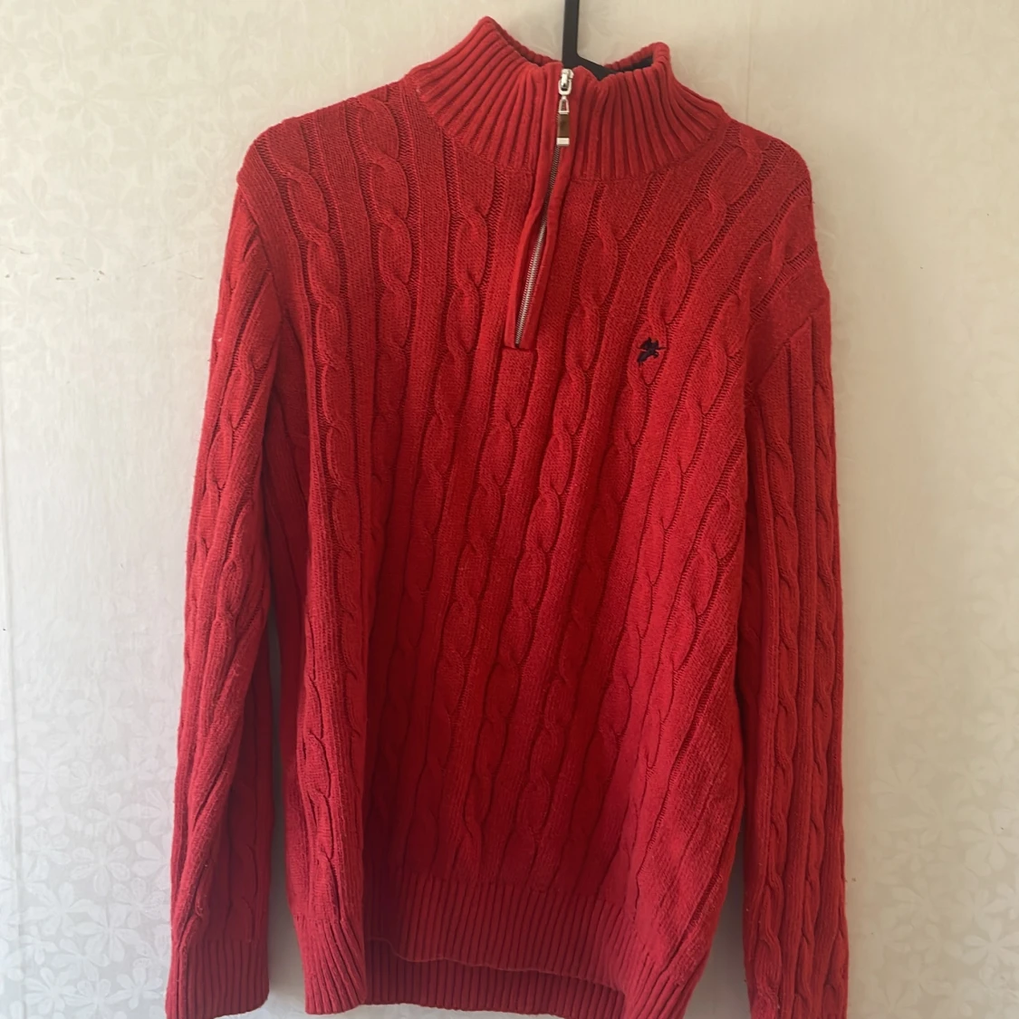 Röd stickad tröja från Denim Culture