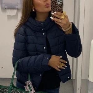 Jakke fra Gina! Utsolgt/selges ikke lengre - !vurderer å selge! Sjekker interessen. Kjempefin jakke fra Gina young! Kom med bud! Selges ikke lenger tror jeg, den finnes ikke på nettsiden lengre