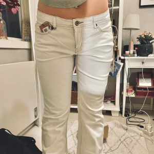 Lågmidjade jeans✨ - Vita snygga low waist jeans😍✨ jättefint skick, aldrig använda men köpt på Sellpy! De är i strl M men jag har S-M och de sitter lite lösare men fortfarande snyggt!               Midjemått: 43 cm rakt över,          Innerbenslängd: 79 cm.                                                
