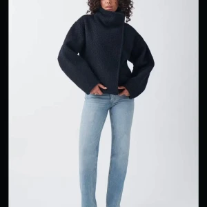 Marinblå teddyjacka - Snygg marinblå teddyjacka, från Ginatricot som är slutsåld. Perfekt nu till våren och ger en varm känsla. Perfekt för kyligare dagar.