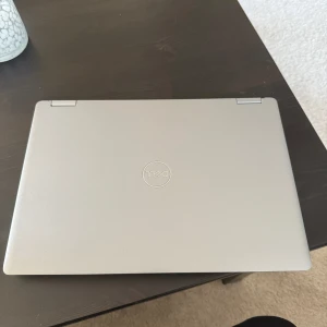 Bärbar dator från Dell - Dell Latitude 3310 bärbar 2-in-1 (2020). 13,3 tums. Touch skärm och går att vika till en surfplatta. Tangentbord med bakgrundsbelysning. Som ny, däremot kan batterit ta snabbare slut om man är på datorn en längre stund. Laddare medföljer!   Finns ute på flera sidor