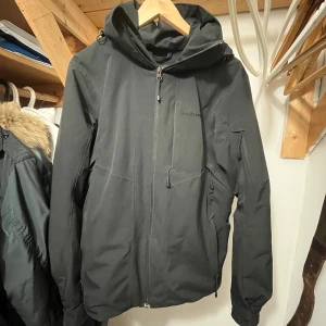 Svart jacka från Peak Performance - Säljer en svart jacka från Peak Performance med huva och dragkedja. Jackan är tillverkad i Hipe Core+ material som är både vattentätt och andas. Perfekt för utomhusaktiviteter i alla väder.