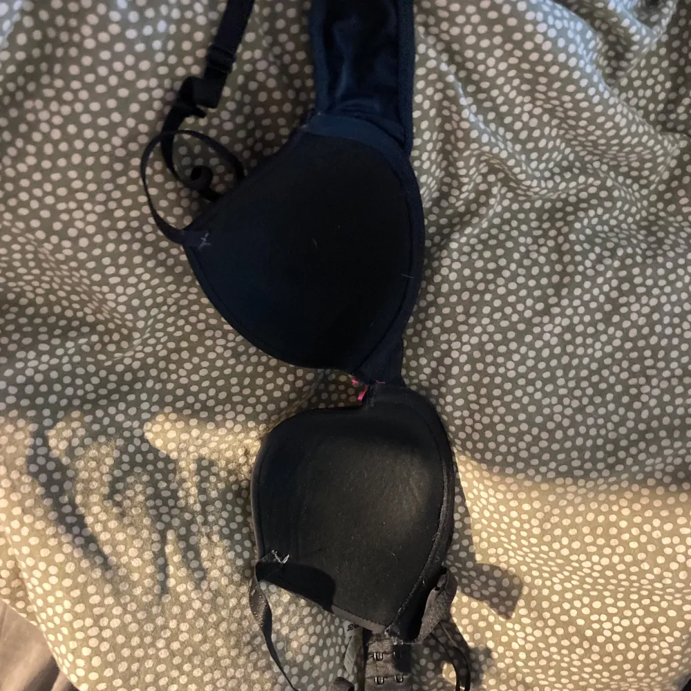 Snygg svart bh från MyWear med en söt rosa rosett framtill. Perfekt för en stilren look. Justerbara axelband för bästa passform. Skönt material att ha mot huden. ( storlek 70C) sitter bra . Asusteet.