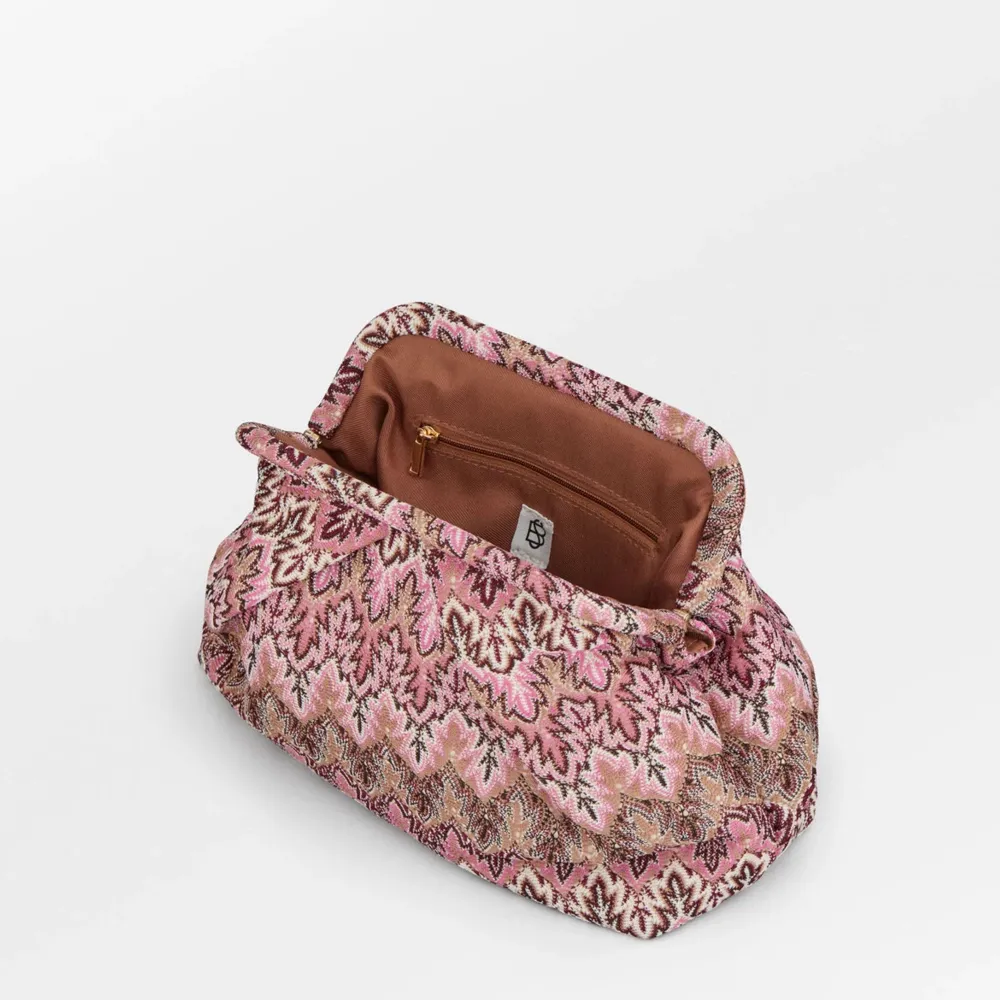 Snygg kuvertväska med ett unikt mönster i rosa och beige toner. Väskan har en dragkedja på insidan för extra säkerhet. Perfekt för att ge en färgklick till din outfit. NYPRIS 679kr. Andvänd i 1 månad och säljer då jag köpt en annan!!. Laukut & Käsilaukut.