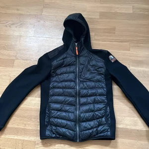 Svart cardigan Parajumper - Säljer en svart jacka från Parajumpers med huva och dragkedja. Jackan är perfekt året om! Strl M! 