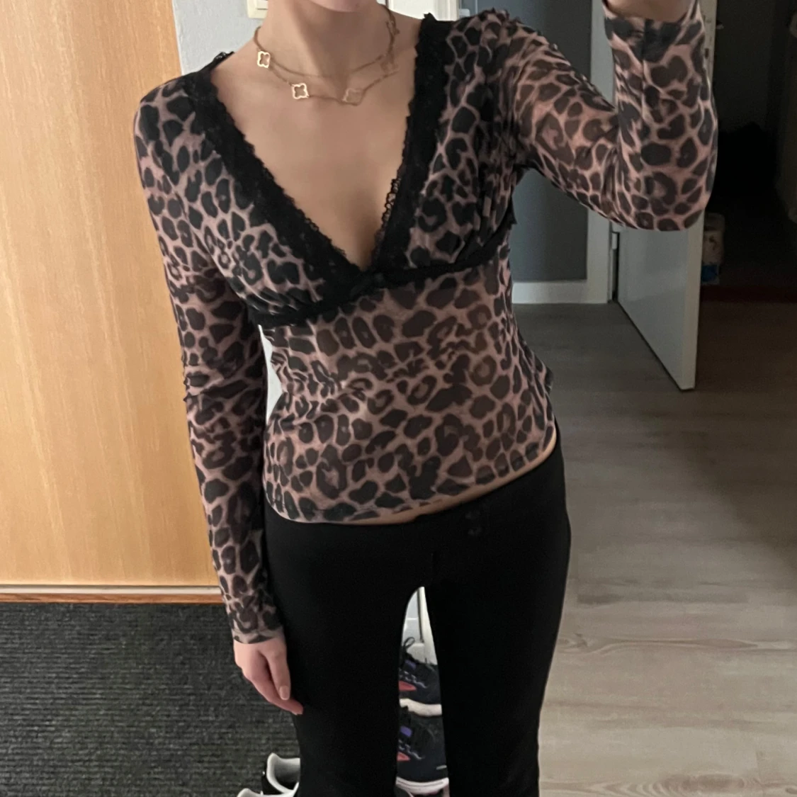 Leopardmönstrad topp med spetsdetaljer - 1