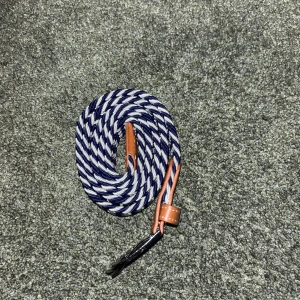 Två flätade bälten med läderdetaljer - Säljer två snygga flätade bälten. Det första är blått och vitt med bruna läderdetaljer och ett klassiskt spänne. Det andra är beige med liknande bruna läderdetaljer och spänne. Perfekta för att ge en stilren touch till din outfit. Längden är 105cm              Köp båda för 200kr eller 1 för 139kr, om ni vill köpa ett bälte enskilt så kan ni gå in på min profil och kolla