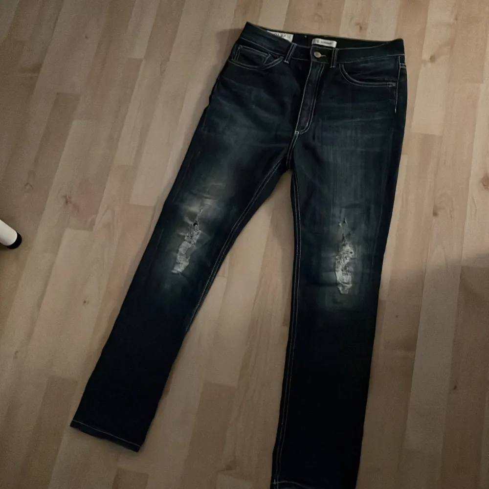Säljer ett par riktigt snygga Dondup Jeans i mycket bra skick dom är knappt använda.Det är Slim fit.Det är storlek 26 men passar 28-29.Mvh Marko. Farkut & Housut.