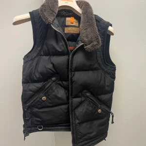 Parajumper Kobuk Väst - Tjena! säljer nu min kobuk 100% äkta har kvitto nånstans och tags om det krävs, annars ser man rätt tydligt att den är äkta. Knappt använd, Strl Small 