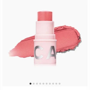 Krämrouge från caia - Krämrouge i en praktisk stiftform med en mjuk rosa nyans, berry smoothie. Perfekt för att ge kinderna en naturlig och fräsch färg. Enkel att applicera och blanda ut för en jämn finish. ENDAST APPLICERAD PÅ REN HAND. Säljer eftersom de inte var en färg för mig och har andra jag gillar mer, är testad ett fåtal gånger men har ALDRIG lagt den direkt på ansiktet!!