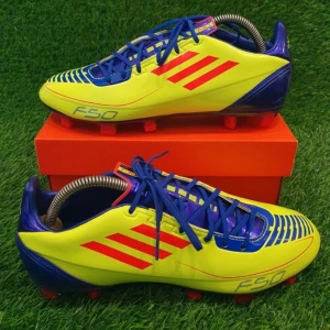 Adidas Fotbollskor  - Säljer ett par Adidas F30 i otroligt bra skick!               Skorna är väldigt sällsynta och svåra att få tag på nu. Skick 9.5/10!  Storlek 41 1/3.                                             Bara att höra av sig vid funderingar! 