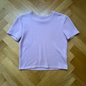 Tröja från zara - Söt rosalila tröja från zara! Sparsamt använd och i bar skick! Pris diskuterbart 💞
