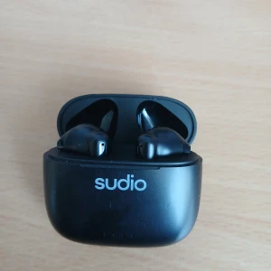 Svarta trådlösa hörlurar från Sudio - Säljer ett par stilrena svarta trådlösa hörlurar från Sudio. De kommer med ett matchande laddningsetui. Perfekta för musik och samtal med bra ljudkvalitet och bekväm passform.