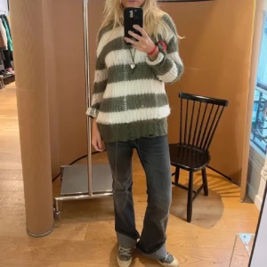 Golden Goose tröja - Kollar intresset på min favorit tröja med ränder i grönt och vitt från Golden Goose. Tröjan har en avslappnad passform i mohairblandning💚💚 Väldigt eftertraktad och går inte att få tag på längre!! Köpt här på plick