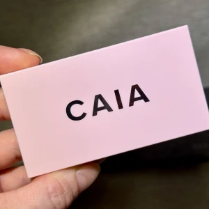 Ny! CAIA Prisma Palette Flirty - Ny! Snygg CAIA Prisma Palette i nyansen Flirty. Innehåller två skimrande highlighters i rosa och guld. Perfekt för att ge ansiktet en strålande lyster. Kompakt rosa förpackning med inbyggd spegel, idealisk för touch-ups när du är på språng.  Denna är slutsåld.