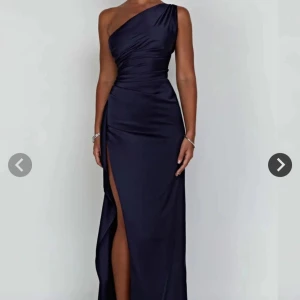 Mörkblå one-shoulder klänning - Elegant mörkblå långklänning med one-shoulder design och slits. Perfekt för balen. Klänningen är i satin. Säljs då storleken inte passade mig, och kunde ej returnera 🤍Storlek S