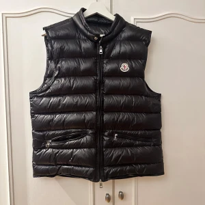 Moncler Gui väst - Säljer en snygg moncler Gui väst. Skick 9/10. Kom privat för mer info eller om du har någon fråga!