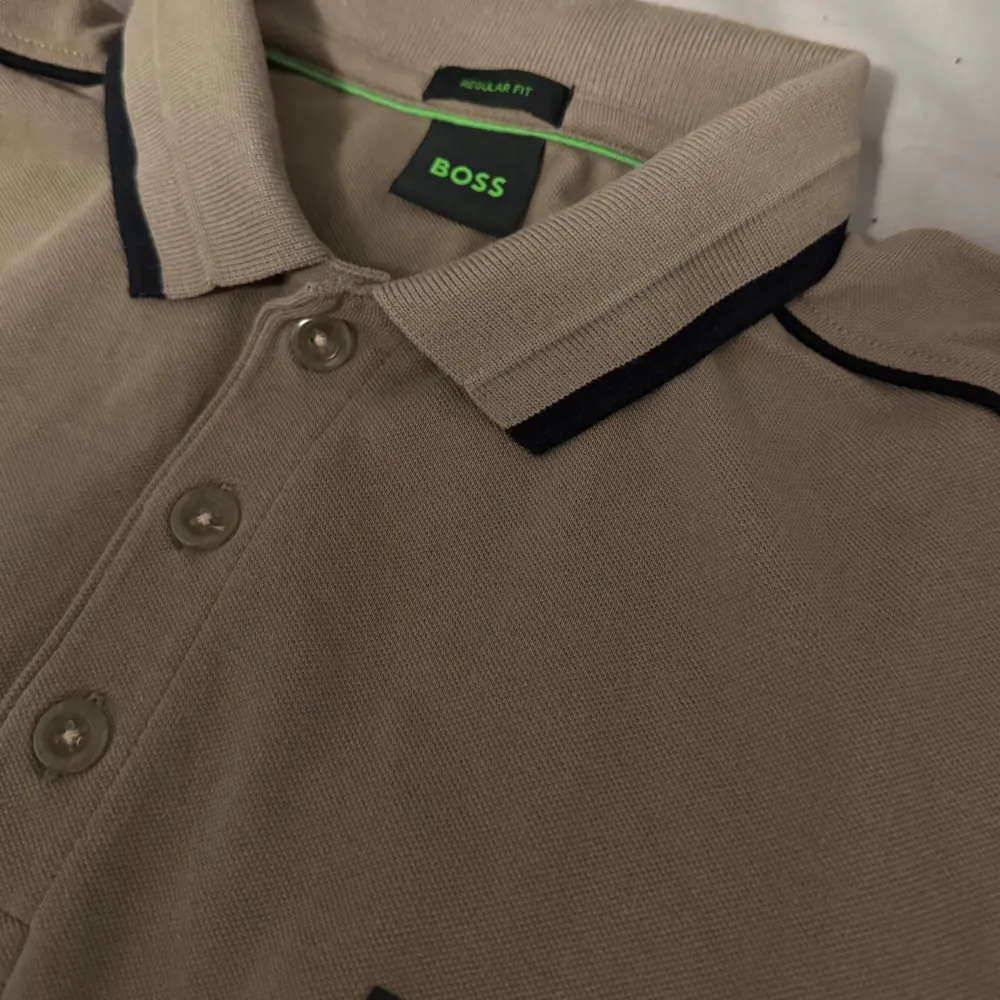 Snygg fin färg pikétröja från Boss i storlek S sällsynt inte många som har, köpt från Boss store i Stockholm för 1200:- den är som ny använd två gånger bara.. T-paidat.