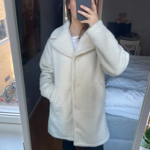 Teddy kappa/jacka  - (Andra bilden är min) Teddy coat/jacka från Monki, använd ca 5 gånger, inga defekter. Färg: Krämvit. Storlek: XS