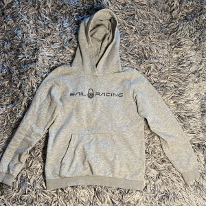 Grå hoodie från Sail Racing - Ljusgrå hoodie från märket Sail Racing med svart logga på bröstet. Perfekt för alla typer av årstider och stilar🩶(storlek 170 men obs liten storlek ) hör bara av er om frågor eller annat ✨🤍🌺800kr nypris 