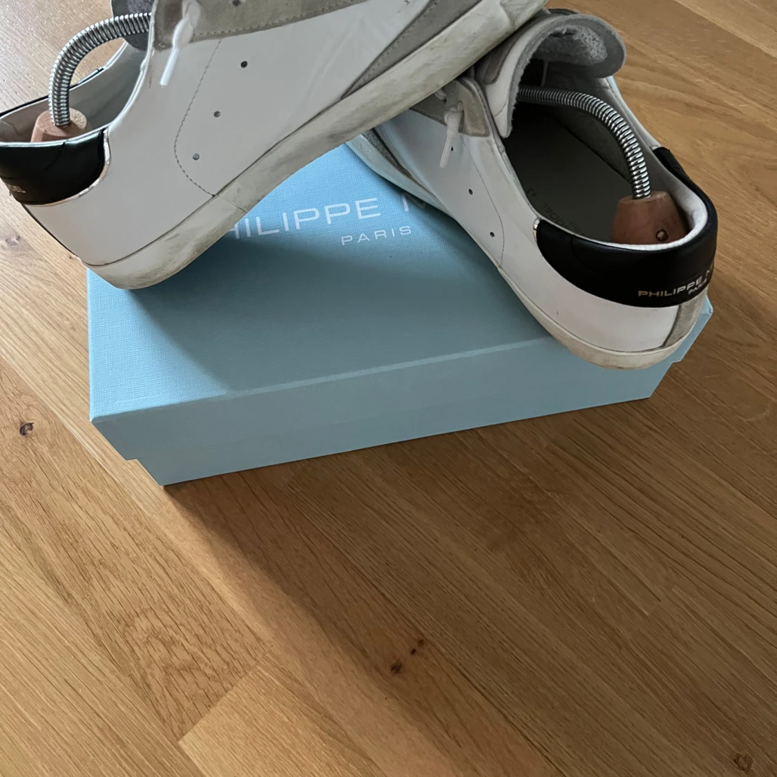 Vita sneakers från Philippe Model - 1