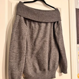 Grå offshoulder tröja - Säljer en stilren grå offshoulder tröja. Passar S/M