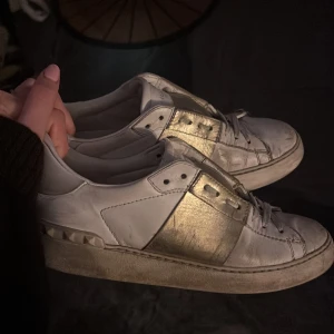 Valentino skor - Snygga skor från valentino, ganska smutsiga men går nog att få fräscha genom en tvätt! Använda ganska flytigt 