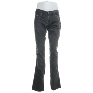 Gråa  bootcut jeans från Diesel - Snygga svarta bootcut jeans från Diesel med klassisk femficksdesign. Tillverkade i 100% bomull för en bekväm passform. Perfekta för en stilren look. Dem är i super fint skick och passar mig lite för långt som är 165 och har normalt S i jeans. Dem är gjorda i Italien.