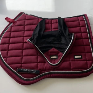 Vinrött schabrak + huva från mink horse💕 - Otroligt fint vinrött schabrak och huva från mink horse i strl full. Säljer schabraket för 400kr och huvan för 200kr, eller tillsammans för 500kr❤️