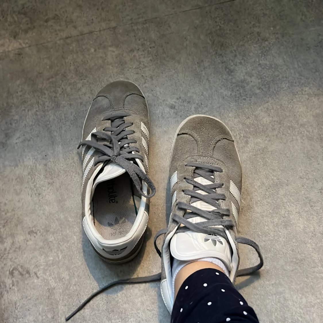 Grå Adidas Gazelle Sneakers - 2