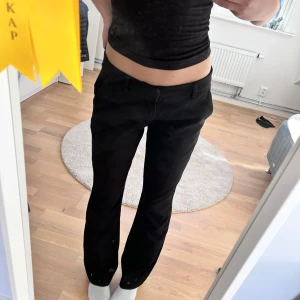 Svarta kostymbyxor - Snygga svarta kostymbyxor från bikbok storlek 36. Typ helt nya använt två gånger men säljes för de är lite stora för mig. De är lågmidjade och är perfekta för en stilren look. 82cm mätt längs innersöm. 