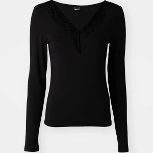 Svart långärmad topp med spetsdetaljer - Snygg svart långärmad topp i xs med v-ringning och spets från Gina Tricot. Väldigt lik intimissimi tröjorna med spets! Säljer då jag inte får användning för den. Använd några gånger!💓💓 