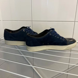 Lanvin  - Hej säljer nu mina lanvins i toppskick. Nypris på dessa ligger på 4000kr. De sitter oftast 1 storlek större. Ställ gärna frågor vid funderingar. Skick 8/10 förutom lite crease o de skavankerna inuti skon annars toppskick. Där av priset.