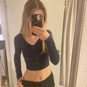 Marinblå topp - Jättefin marinblå cropped tröja. Inga defekter, kom aldrig till användning för mig så säljer den! ( förra säljarens bild)